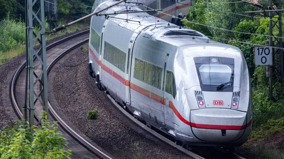 Ein ICE fährt auf der Strecke Berlin-Hamburg. | picture alliance/dpa | Jens Büttner Ein ICE fährt auf der Strecke Berlin-Hamburg.