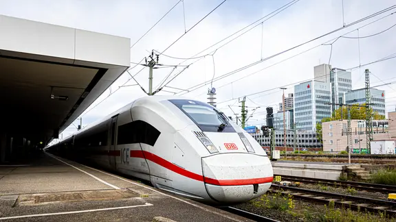 Ein ICE steht im Hauptbahnhof Hannover an einem Bahnsteig. | picture alliance/dpa | , Moritz Frankenberg Ein ICE steht im Hauptbahnhof Hannover an einem Bahnsteig.