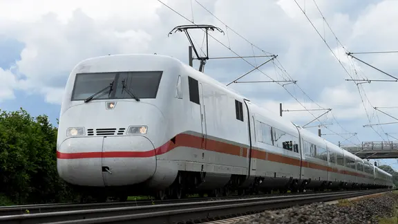 Ein ICE fährt auf einer Bahnstrecke im Landkreis Schaumburg. | picture alliance / dpa | Holger Hollemann Ein ICE fährt auf einer Bahnstrecke im Landkreis Schaumburg.