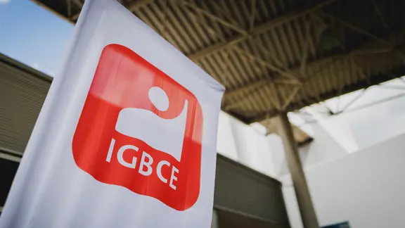 Fahne mit Logo der Gewerkschaft IGBCE | picture alliance / photothek.de | Florian Gaertner Fahne mit Logo der Gewerkschaft IGBCE