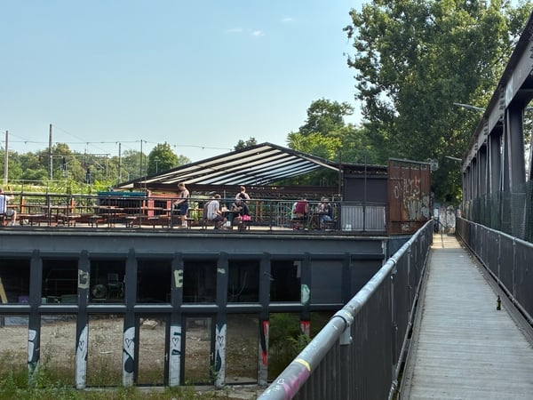 Auch vor der „Else“ am Treptower Park reihen sich am Snntag nur wenige zum Dayrave in die Schlange. 