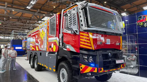 Auf der Interschutz-Messe steht ein vergitterter Feuerwehrwagen. | NDR, Niels Kristoph Auf der Interschutz-Messe steht ein vergitterter Feuerwehrwagen.