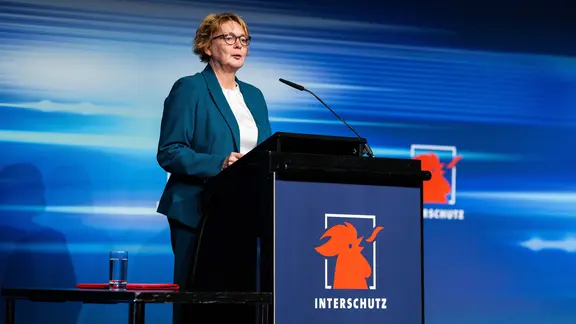 Niedersachsens Innenministerin Daniela Behrens (SPD) auf der Fachmesse Interschutz in Hannover. | picture alliance / Noah Wedel | Noah Wedel Niedersachsens Innenministerin Daniela Behrens (SPD) auf der Fachmesse Interschutz in Hannover.
