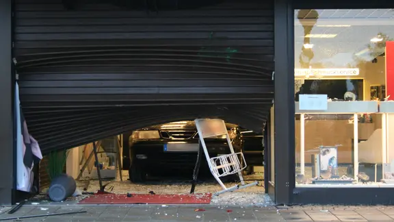 Ein Auto steht hinter einem Rolltor im Innern eines Juweliergeschäftes. | picture alliance/dpa, Kai Moorschlatt Ein Auto steht hinter einem Rolltor im Innern eines Juweliergeschäftes.