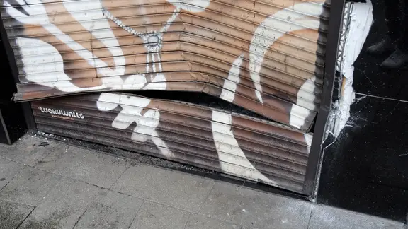 Der beschädigte Eingangsbereich eines Juweliers in Bremen | TeleNewsNetwork Der beschädigte Eingangsbereich eines Juweliers in Bremen