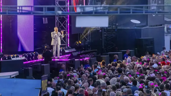 An zwei Wochenenden wurde Dresden zum Mekka für fast 50.000 Fans, die Roland Kaiser und seine Band live am Elbufer erleben wollten. | picture alliance / imageBROKER | Sylvio Dittrich An zwei Wochenenden wurde Dresden zum Mekka für fast 50.000 Fans, die Roland Kaiser und seine Band live am Elbufer erleben wollten.