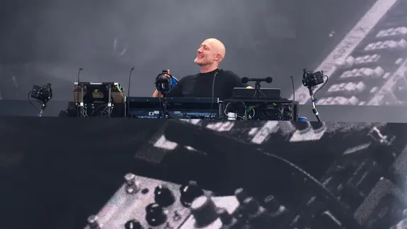 Paul Kalkbrenner am DJ-Pult in Hamburg. | Marcus Golejewski/dpa-Bildfunk Konzert von Paul Kalkbrenner auf dem Heiligengeistfeld