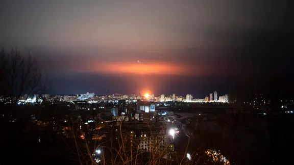 Der Himmel über Kiew. | picture alliance/dpa/ZUMA Press Wire | Cedar Barnes Der Himmel über der Stadt Kiew erleuchtet