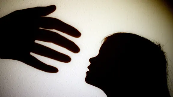 Schatten einer Hand einer erwachsenen Person und der Kopf eines Kindes | picture alliance / ZB | Patrick Pleul Schatten einer Hand einer erwachsenen Person und der Kopf eines Kindes