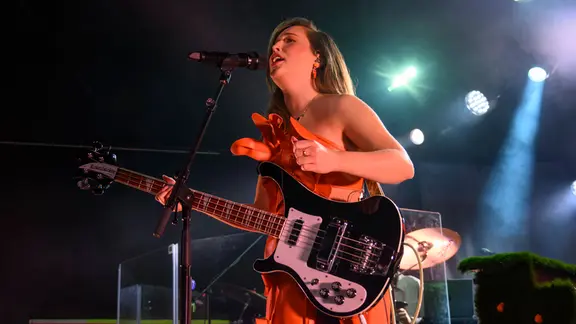 Alice Merton konnte mit ihrem Hit "No Roots" schon die Amerikanischen Billboard Charts erobern. | IMAGO Alice Merton bei einem Konzert