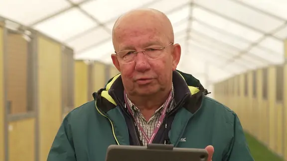 Pferdemediziner Michael Köhler schaut sich die Aufnahmen an, die dem NDR vorliegen. | NDR Pferdemediziner Michael Köhler schaut sich Aufnahmen auf einem Tablet an
