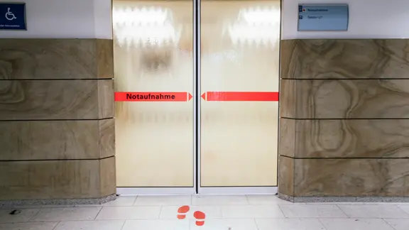 Das Bild zeigt den Eingangsbereich zu einer Notaufnahme eines Krankenhauses.