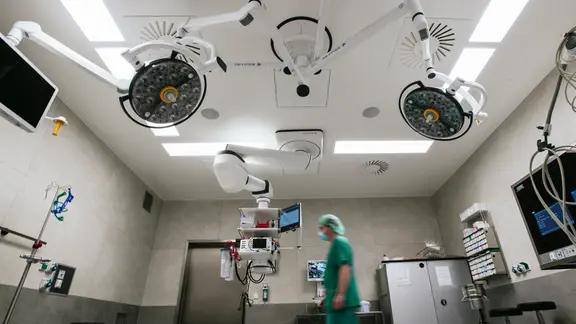 Pflegepersonal läuft durch einen Krankenhaus-Operationssaal. | NDR, Julius Matuschik Pflegepersonal läuft durch einen Krankenhaus-Operationssaal.