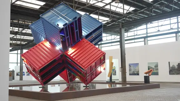 TEU-Container sind zu einem Tetrapoden zusammengebaut | NDR TEU-Container sind zu einem Tetrapoden zusammengebaut