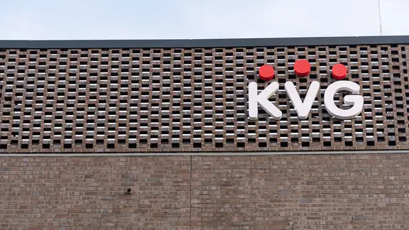 Die Fassade eines Geäbudes des Kieler Verkehrsunternehmens KVG. | IMAGO / penofoto Die Fassade eines Geäbudes des Kieler Verkehrsunternehmens KVG.