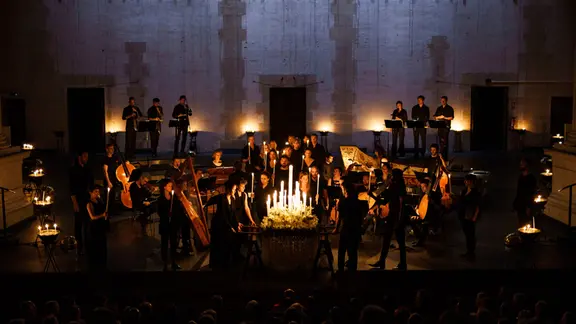 Eine Empfehlung für 2026: das Konzert mit Trauermusik von La Tempête. | Léo-Paul Horlier Ein Ensemble für klassische Musik steht in einer Dunklen Kirche um große Kerzen herum