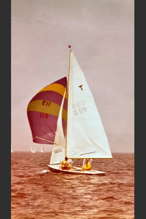 Der Erfolg von Heinz Laprell bleibt wegen eines Bootsproblems bei den Olympischen Spielen 1972 aus. | privat Segler Heinz Laprell und sein Teamkollege 1972 auf einem Boot.