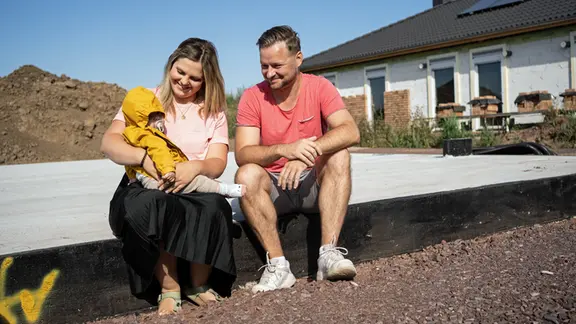 Daniel Lindner und Caro Bruns auf ihrem Grundstück in Groß Santersleben | MDR/Daniel George Daniel Lindner und Caro Bruns auf ihrem Grundstück in Groß Santersleben