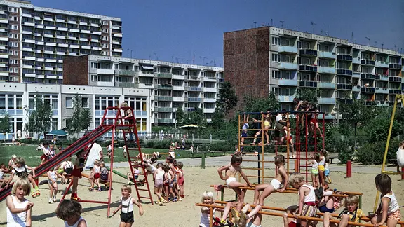 Kindergartenkinder spielen am 01.07.1976 auf einem Spielplatz der Kindertagesstätte in Rostock-Lütten Klein in der Stockholmer Straße.