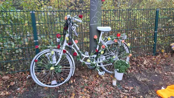 Ein Geisterfahrrad erinnert an den Unfall der Schauspielerin Wanda Perdelwitz