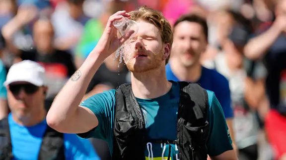 Ein Mann schüttet sich beim Hamburg-Marathon Wasser über das Gesicht. | Witters Ein Mann schüttet sich beim Hamburg-Marathon Wasser über das Gesicht.