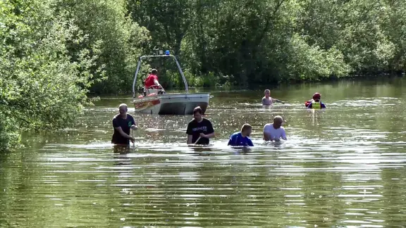Rettungskräfte durchsuchen einen Badesee in Marienhafe. | NonstopNews Rettungskräfte durchsuchen einen Badesee in Marienhafe.