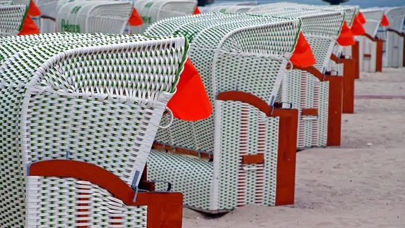 Strandkörbe am Strand von Grömitz an der Ostsee.