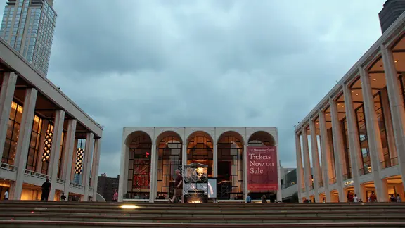 Die Metropolitan Oper im Lincoln Center in New York (M), die Konzerthalle (r.) und das Balletthaus (l.). | dpa picture alliance, Christina Horsten Die Metropolitan Oper im Lincoln Center in New York (M), die Konzerthalle (r.) und das Balletthaus (l.).