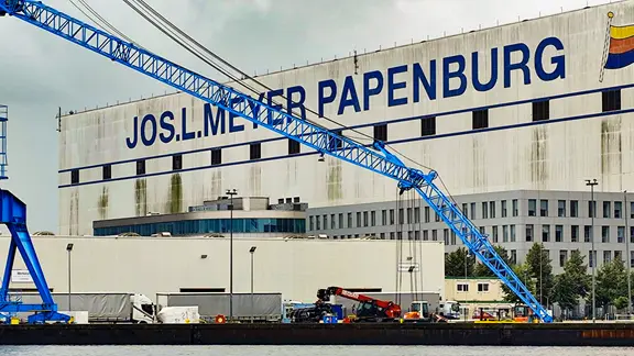 Die Meyer Werft im Papenburg. | NDR, Sebastian Duden Die Meyer Werft im Papenburg.