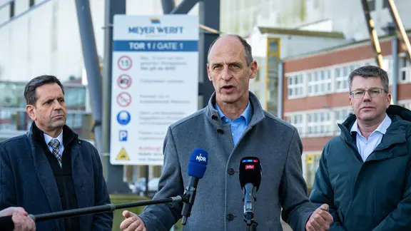 Der neue Aufsichtsrat der Meyer Werft steht nebeneinander: Links Niedersachsens Wirtschaftsminister Olaf Lies, in der Mitte Aufsichtsratvorsitzender Klaus Richter, rechts IG Metall Bezirkssekretär Heiko Messerschmidt. | Meyer Werft Der neue Aufsichtsrat der Meyer Werft steht nebeneinander: Links Niedersachsens Wirtschaftsminister Olaf Lies, in der Mitte Aufsichtsratvorsitzender Klaus Richter, rechts IG Metall Bezirkssekretär Heiko Messerschmidt.