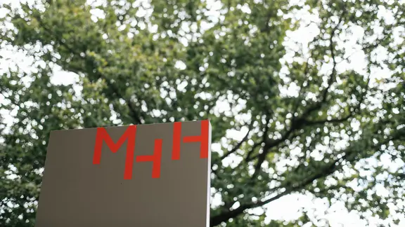 Gemeinsam mit der Universität Hildesheim werten Forschende der Medizinischen Hochschule Hannover Daten der vergangenen 26 Jahre aus. (Themenbild) | NDR, Julius Matuschik Das Logo der Medizinischen Hochschule Hannover (MHH) auf einer Außentafel.