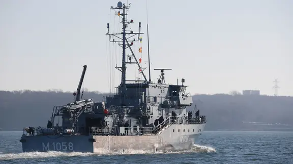Am 28.02.22 lief das Minenjagdboot Fulda zur Verstärkung der NATO-Nordflanke aus. | Bundeswehr Presseportal Ein Minenjagdboot in Fahrt.