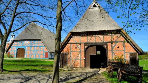 Zwei große Reetdachhäuser im Freilichtmuseum Molfsee. | NDR, Lornz Lorenzen Zwei große Reetdachhäuser im Freilichtmuseum Molfsee.
