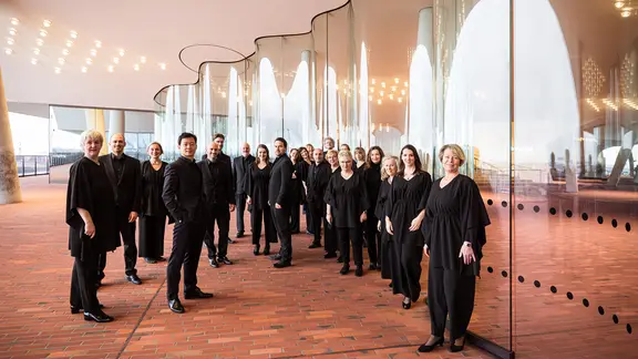 Ensemblefoto: das NDR Vokalensemble auf der Plaza der Elbphilharmonie Hamburg | NDR, Peter Hundert Ensemblefoto: das NDR Vokalensemble auf der Plaza der Elbphilharmonie Hamburg