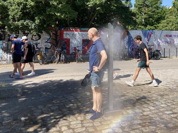 Ein Mann kühlt sich am 25.06.2026 in einer Nebeldusche im Mauerpark ab. 