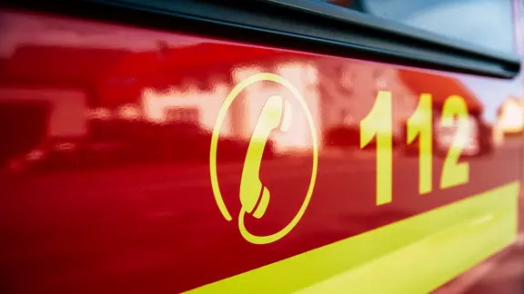 Der Notruf "112" steht in gelber Schrift an einem roten Feuerwehrfahrzeug. | markusspiske / photocase.de, markusspiske / photocase.de Der Notruf "112" steht in gelber Schrift an einem roten Feuerwehrfahrzeug.
