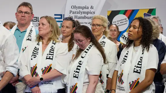 Enttäuschte Gesichter bei den Olympia-Volunteers auf der Bühne in der Handelskammer nach den ersten Auszählungen des Referendums in Hamburg. | Georg Wendt/dpa Enttäuschte Gesichter bei den Olympia-Volunteers auf der Bühne in der Handelskammer nach den ersten Auszählungen des Referendums in Hamburg.