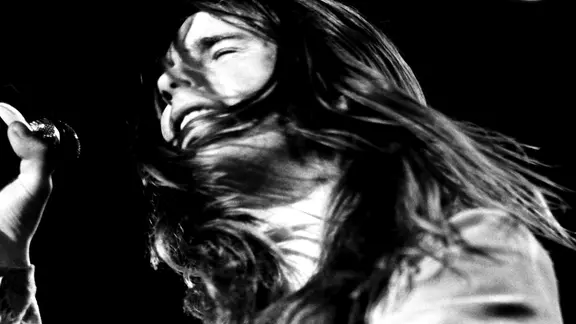 Black-Sabbath-Sänger Ozzy Osbourne bei einem Auftritt in Manchester in den frühen 1970er-Jahren | picture alliance / Avalon/Retna | Michael Putland Black-Sabbath-Sänger Ozzy Osbourne bei einem Auftritt in Manchester in den frühen 1970er-Jahren