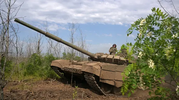 Russischer T-80BVM Panzer während eines Kampftrainings in Region Lugansk, 4. Juni 2026 | IMAGO / SNA / Evgenyx Biyatov Russischer T-80BVM Panzer während eines Kampftrainings in Region Lugansk, 4. Juni 2026