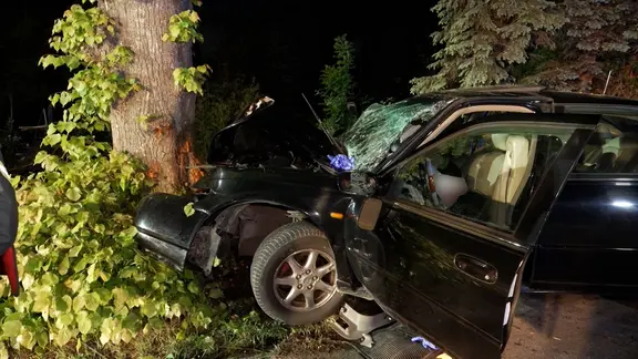 Ein Pkw steht nach einem Unfall an einem Baum. | Nord-West-Media TV Ein Pkw steht nach einem Unfall an einem Baum.