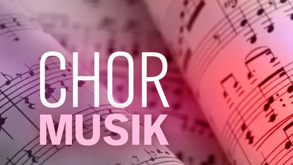 Nahaufnahme von Notenblättern mit lila und roter Beleuchtung. Darauf liegt der Schriftzug "CHOR MUSIK" in großen weißen und rosa Buchstaben. | NDR | istock/getty images Nahaufnahme von Notenblättern mit lila und roter Beleuchtung. Darauf liegt der Schriftzug "CHOR MUSIK" in großen weißen und rosa Buchstaben.