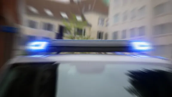 Ein Blaulicht leuchtet auf dem Dach eines Streifenwagens. | NDR, Pavel Stoyan Ein Blaulicht leuchtet auf dem Dach eines Streifenwagens.