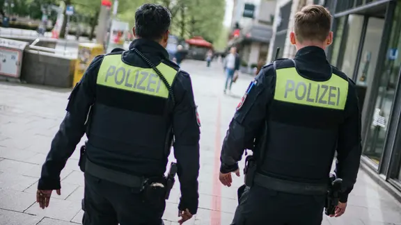 Zwei Einsatzkräfte der Polizei laufen durch die Innenstadt von Hannover. | NDR, Julius Matuschik Zwei Einsatzkräfte der Polizei laufen durch die Innenstadt von Hannover.
