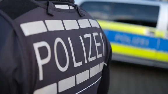 Das Logo der Polizei auf der Dienstkleidung eines Polizisten. | picture alliance, Bernd Weißbrod Das Logo der Polizei auf der Dienstkleidung eines Polizisten.