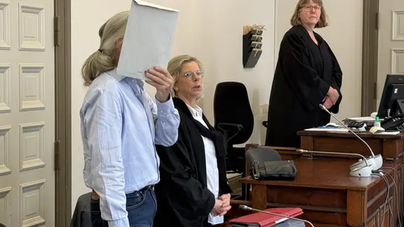 Der Angeklagte verdeckt sein Gesicht mit einem Briefumschlag. | NDR/ Elke Spanner Der Angeklagte verdeckt sein Gesicht mit einem Briefumschlag.