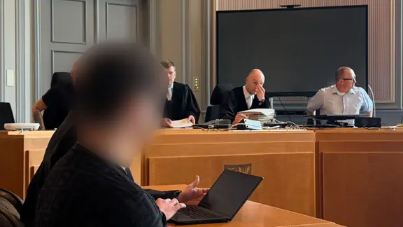 Ein Angeklagter 22-Jähriger (links) sitzt im Landgericht Kiel. | Andre Klohn/dpa Ein Angeklagter 22-Jähriger (links) sitzt im Landgericht Kiel.