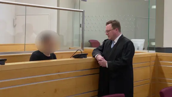 Ein Angeklagter in einem Prozess um mutmaßlichen Totschlag sitzt im Gerichtssaal in Hannover | NDR Ein Angeklagter in einem Prozess um mutmaßlichen Totschlag sitzt im Gerichtssaal in Hannover