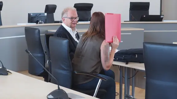 Die angeklagte Gina H. mit ihrem Verteidiger. | Andreas Frost Die angeklagte Gina H. mit ihrem Verteidiger.