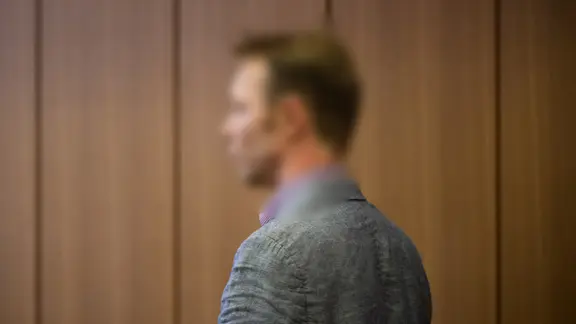Der Angeklagte Christian B. kommt zu Prozessbeginn in den Gerichtssaal im Landgericht Braunschweig.
