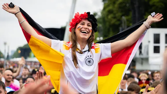 Ein Deutschland-Fan jubelt beim Public Viewing in einer Fanzone | picture alliance/dpa Ein Deutschland-Fan jubelt beim Public Viewing in einer Fanzone
